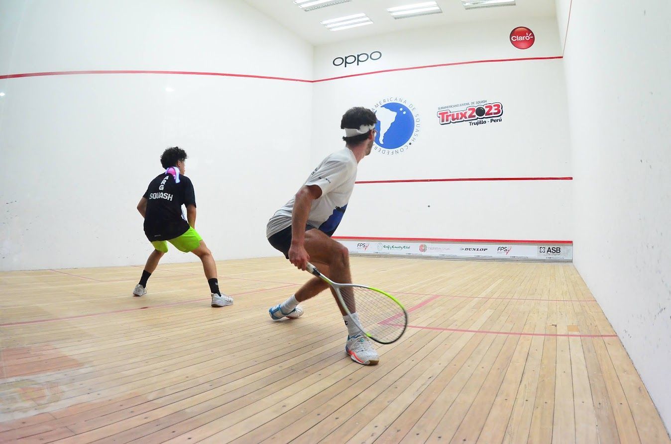 Dois jogadores de squash em uma partida do Sul Americano