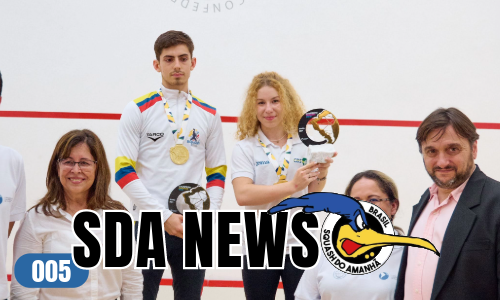 um grupo de pessoas próximas umas das outras com as palavras sda news 005 na parte inferior
