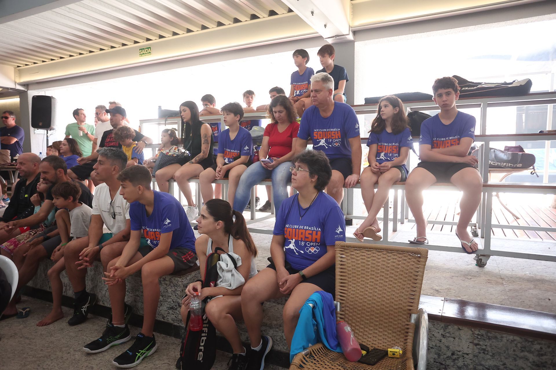 Um grupo de pessoas está sentado em um estádio assistindo a um jogo.