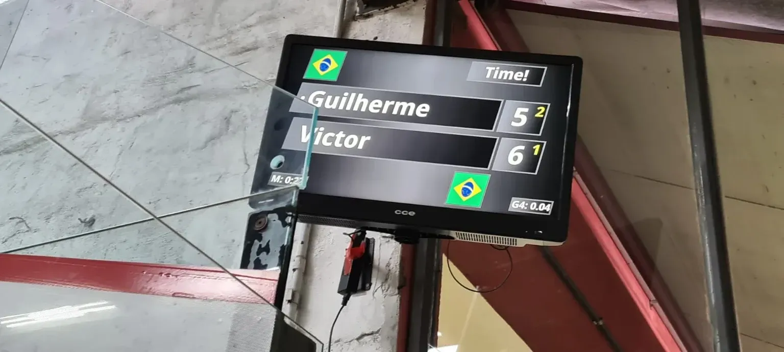 Uma TV pendurada em um poste com o nome Victor nela.