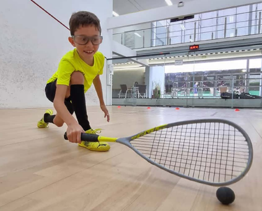 Menino jogando Squash