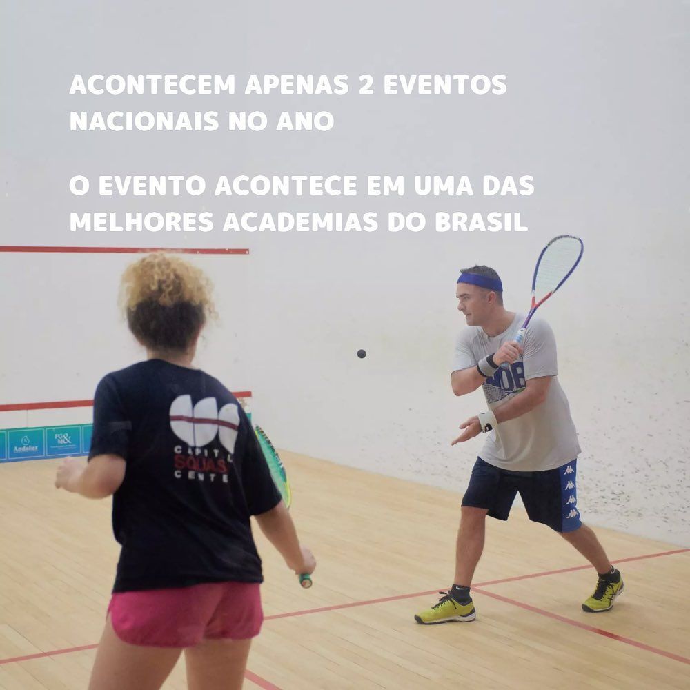 Um homem e uma mulher estão jogando squash em uma quadra