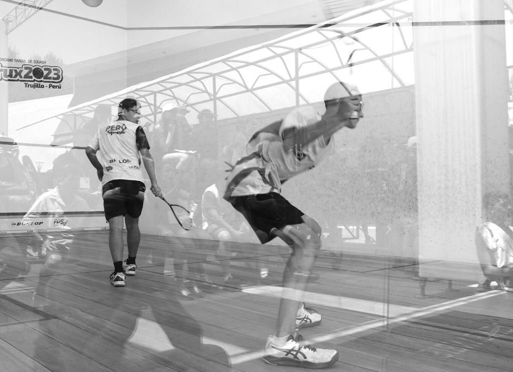 Uma foto em preto e branco de dois homens jogando squash