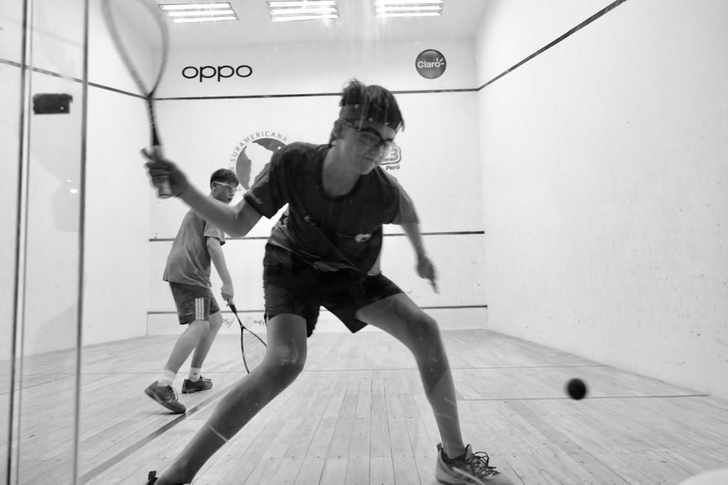 Uma foto em preto e branco de duas pessoas jogando squash