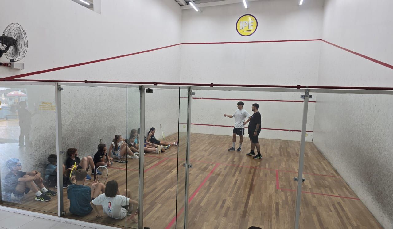 Um grupo de pessoas está jogando squash em uma academia.