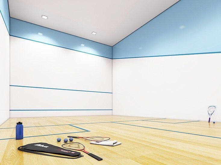 Quadra de squash com raquetes e bolinhas.
