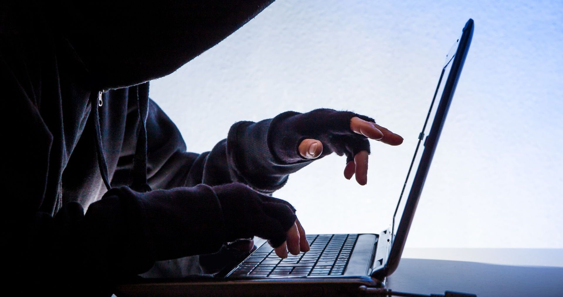 Una persona sta scrivendo su un computer portatile