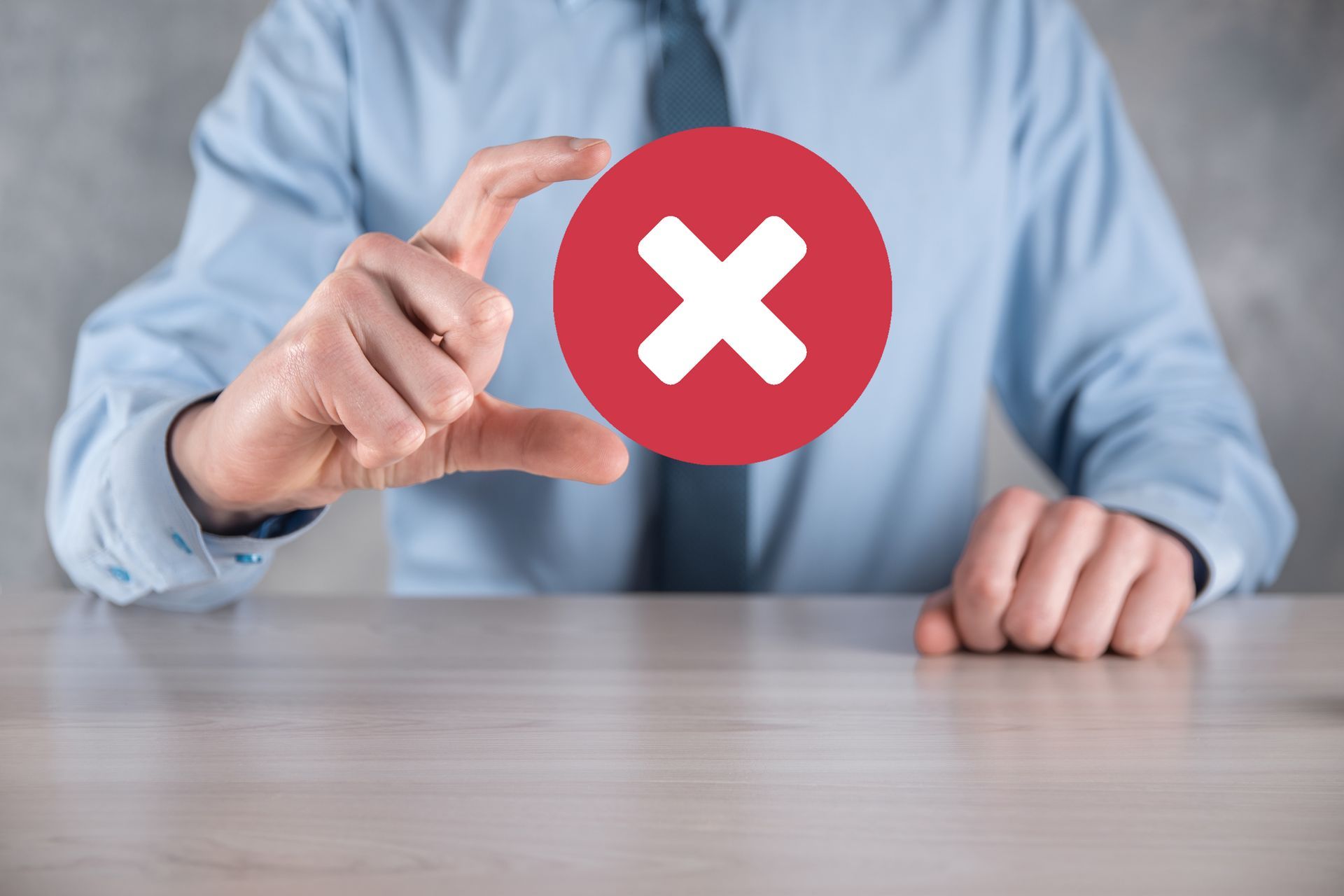 Un uomo tiene in mano un cerchio rosso con una x sopra