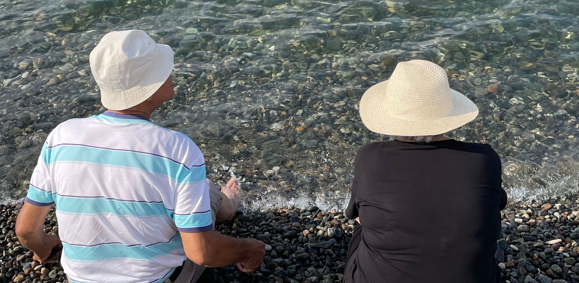 previdenza complementare anziani in spiaggia