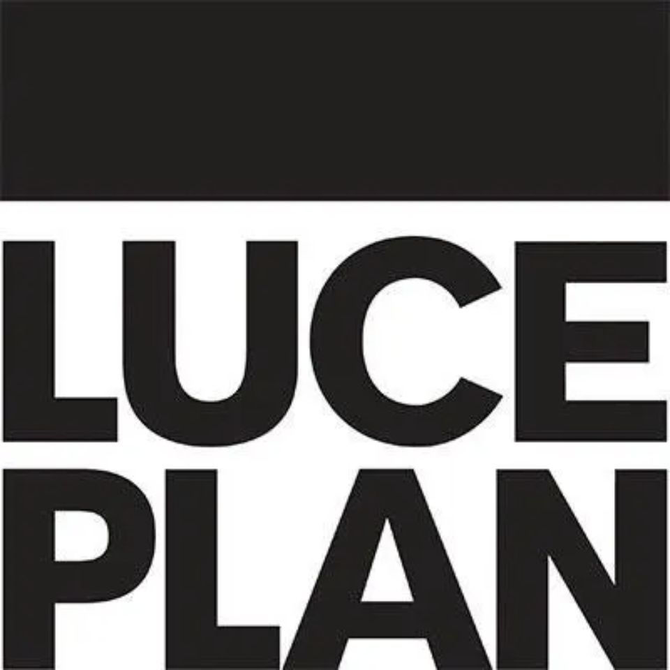 Logo in bianco e nero con la scritta “LUCE DI PLAN” e caratteri in grassetto ritagliati.