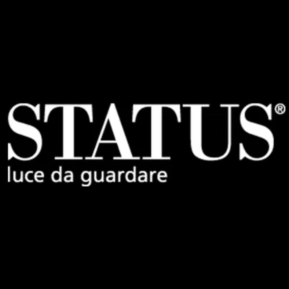 Logo STATUS con “luce da guardare” in bianco su sfondo nero