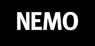 Scritta bianca “NEMO” su sfondo nero