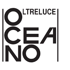 Logo in bianco e nero con la scritta “OLTRELUCE OCEANO” in lettere stilizzate all'interno di una cornice quadrata.