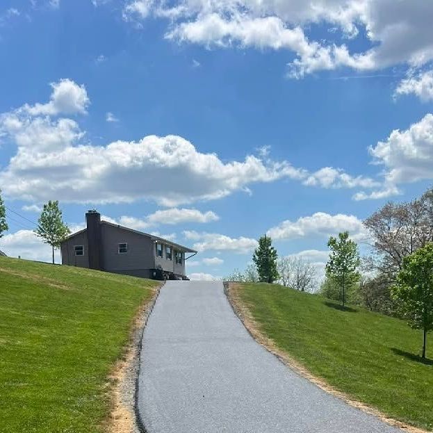 Driveway paved by CM Ayres, built to withstand Maryland’s seasonal weather with durable asphalt.