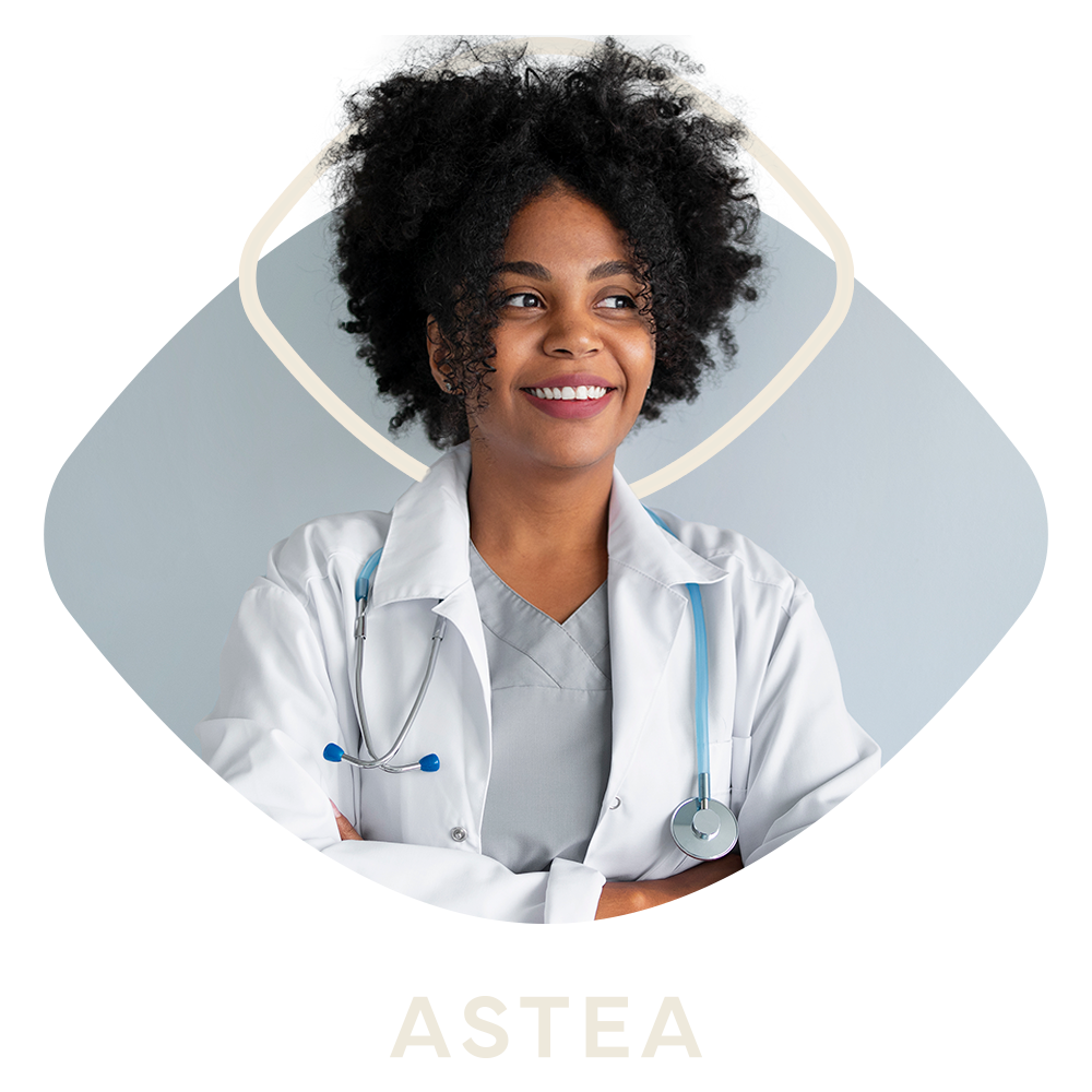 Profissional de saúde sorridente com estetoscópio.