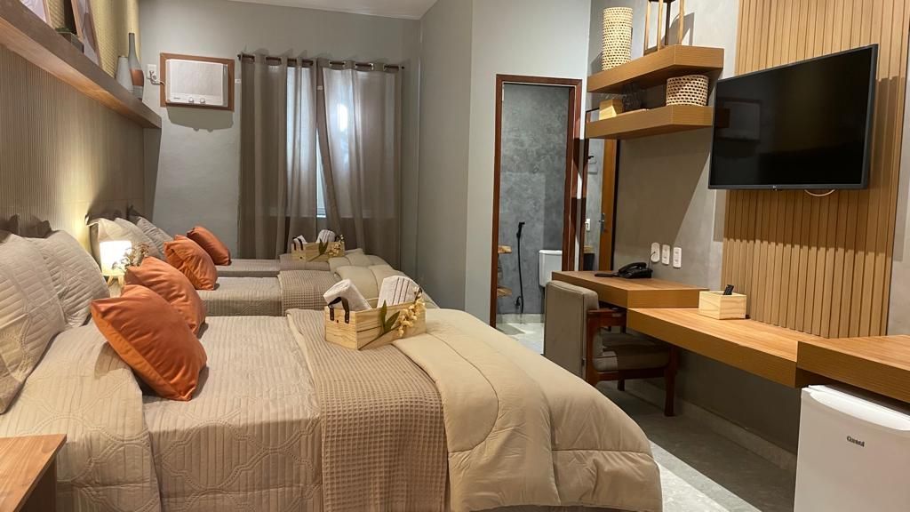Apartamento do Hotel Fazenda Santa Bárbara com cama de casal e decoração rústica