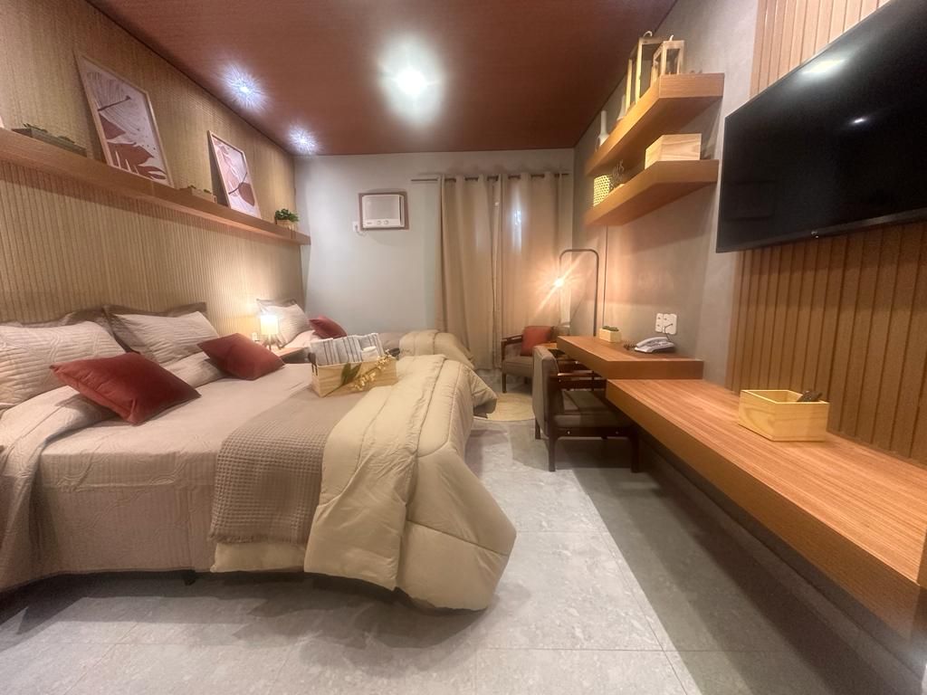 Quarto do Hotel Fazenda Santa Bárbara com decoração rústica e conforto