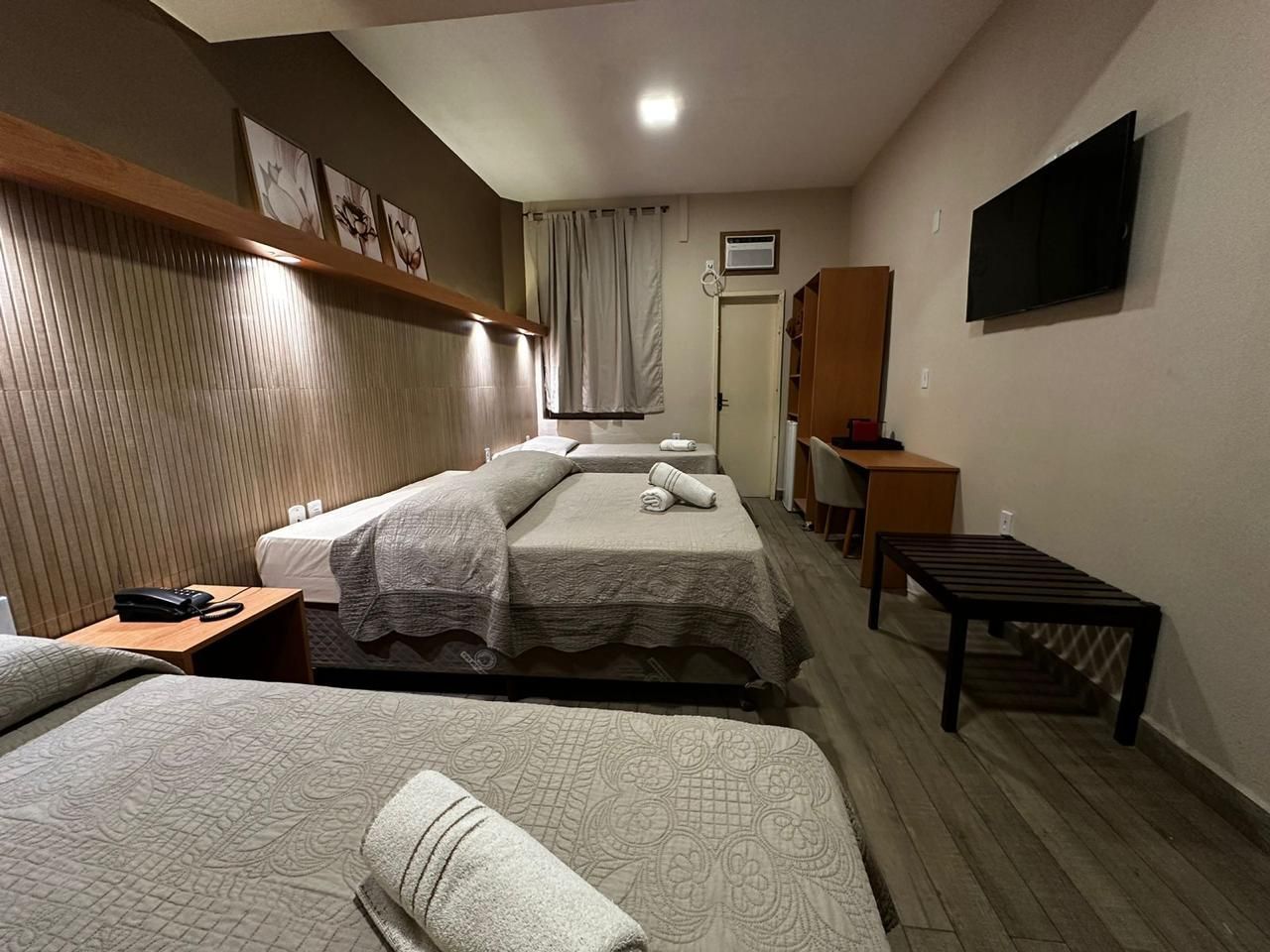 Quarto reformado do Hotel Fazenda Santa Bárbara com iluminação aconchegante