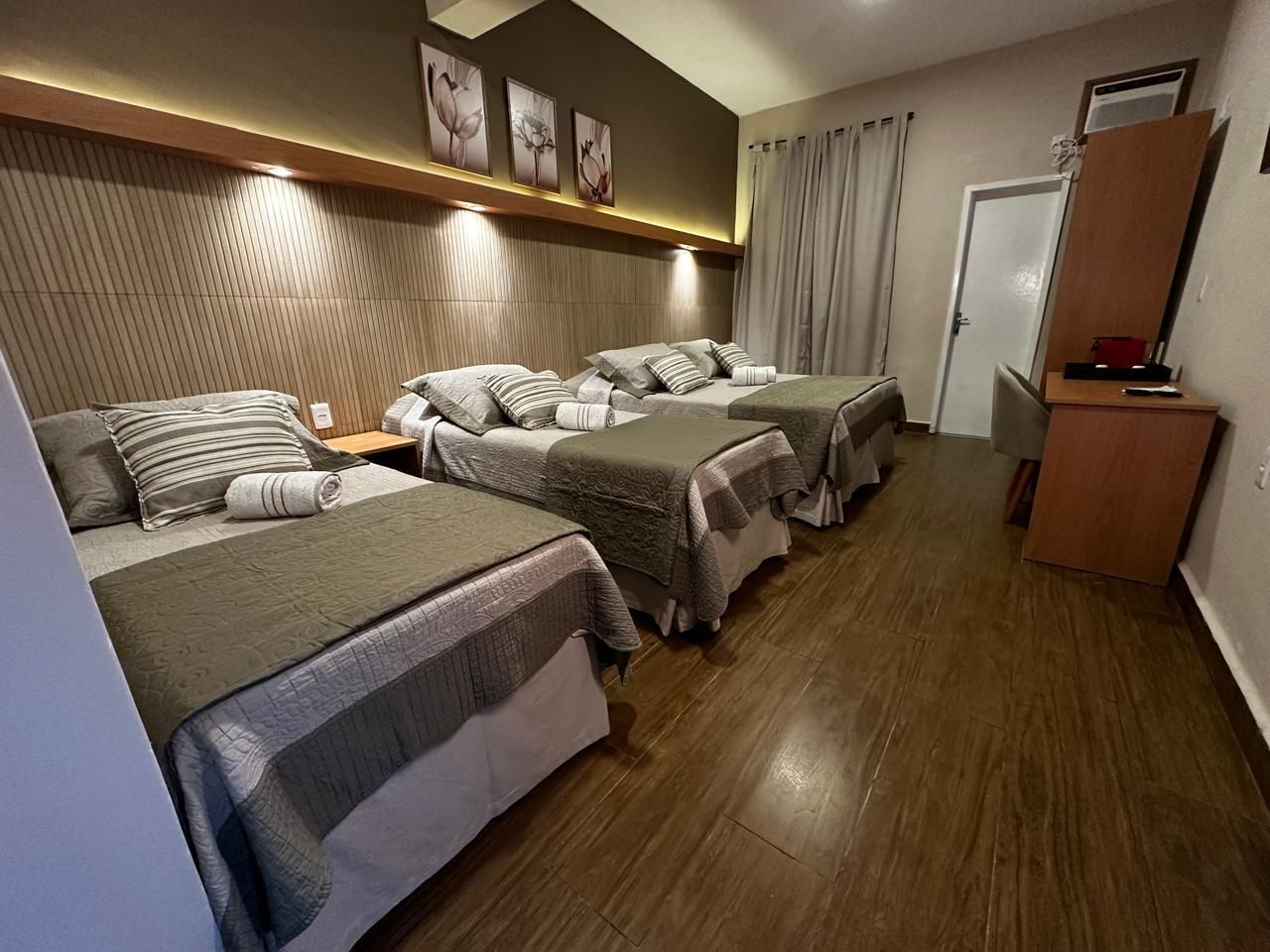 Quarto amplo do Hotel Fazenda Santa Bárbara com camas de casal