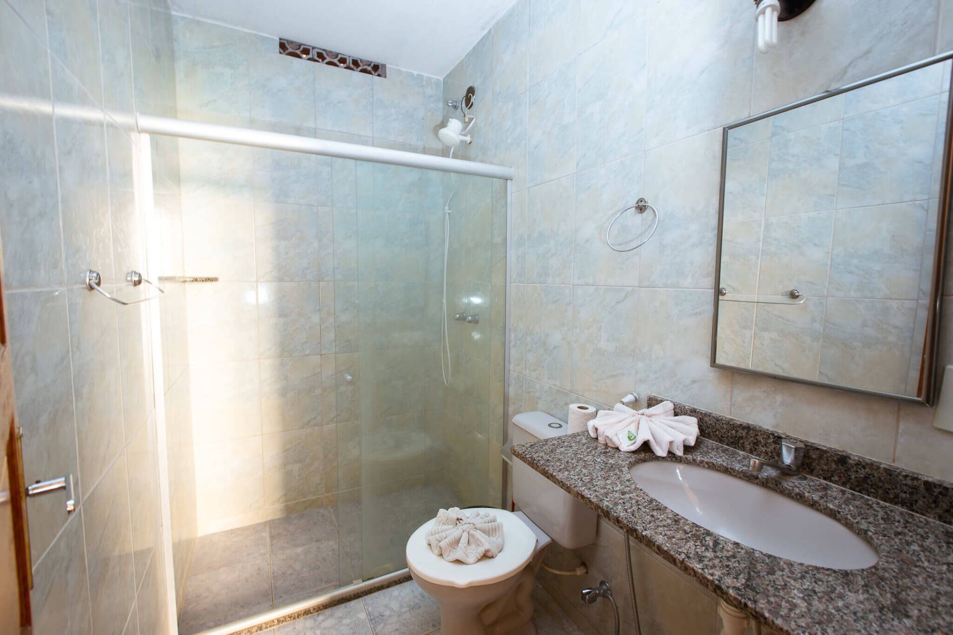 Banheiro simples e limpo do Hotel Fazenda Santa Bárbara