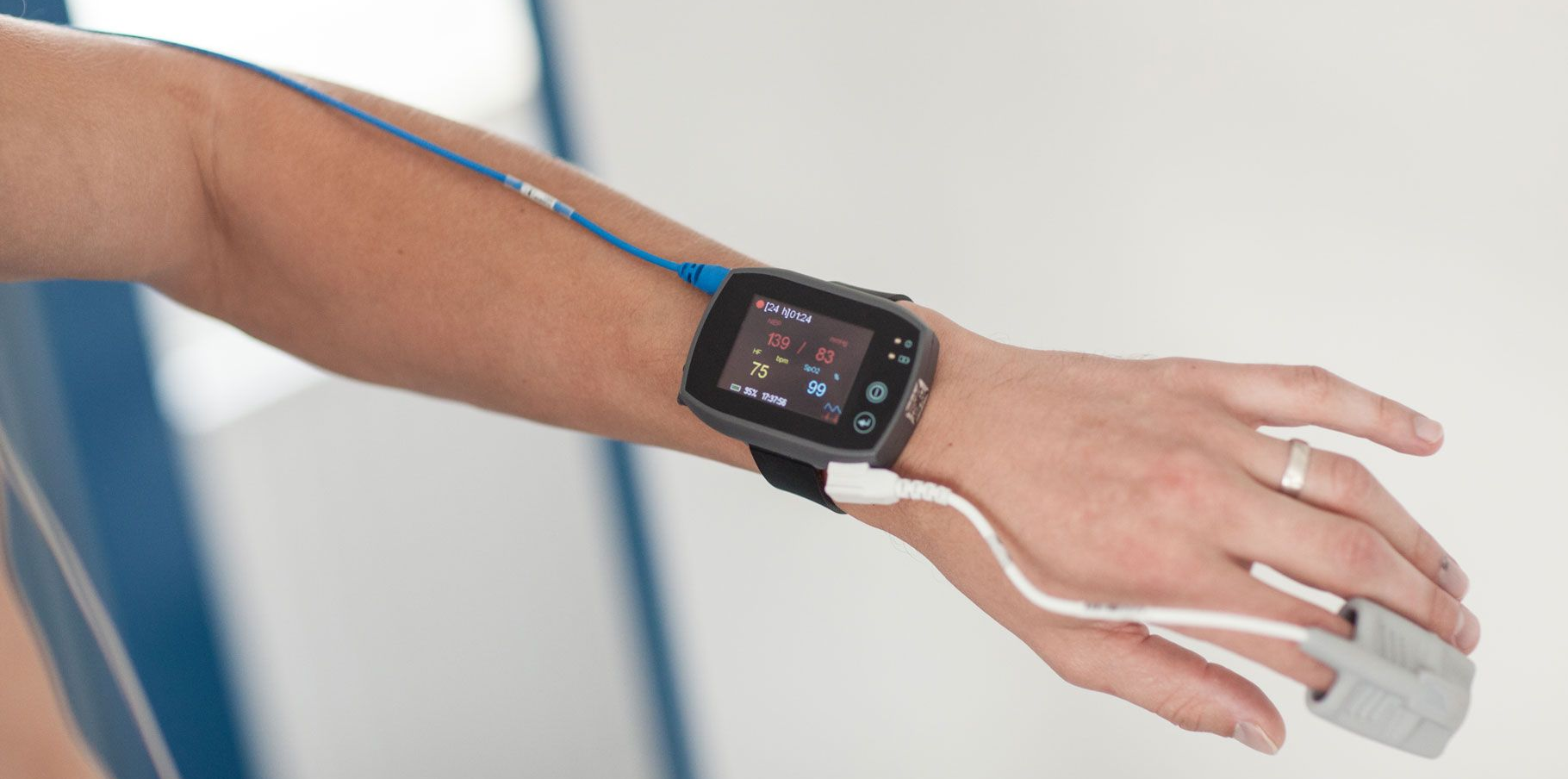 Abbildung eines Arms mit einer Art Uhr, die den Bluthochdruck misst und ein EKG macht