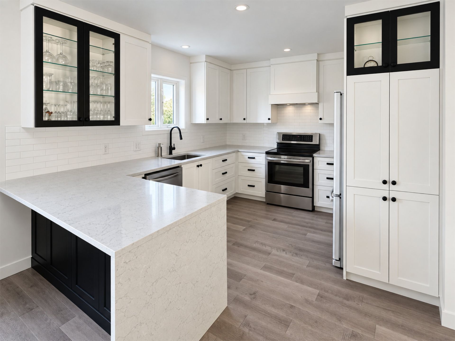 Cuisine moderne d’un blanc éclatant, avec des placards aux bordures noires, un îlot central, une cuisinière en inox et un parquet clair