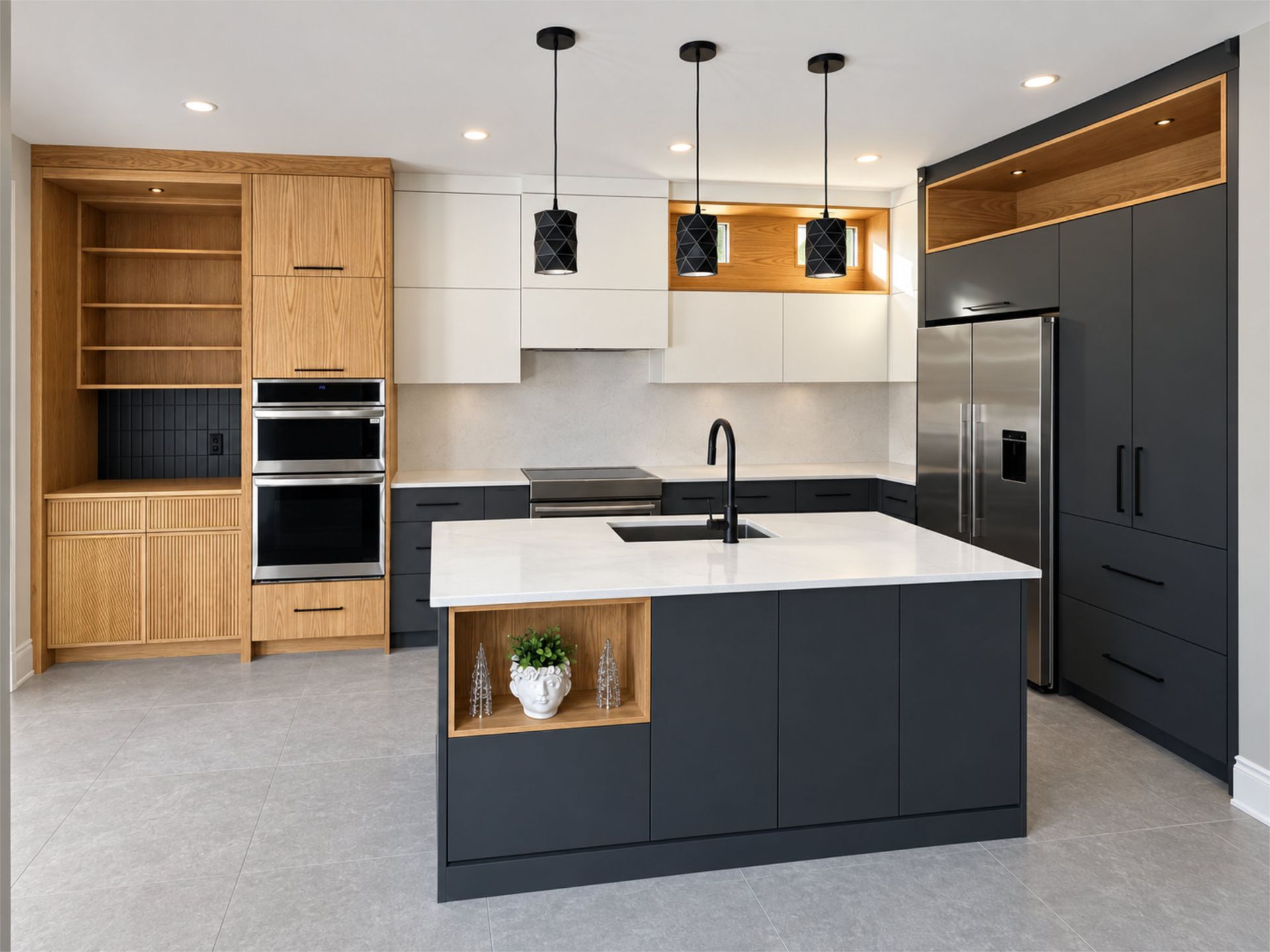 Cuisine moderne avec des placards foncés, un îlot blanc, des touches de bois et des appareils électroménagers en acier inoxydable.