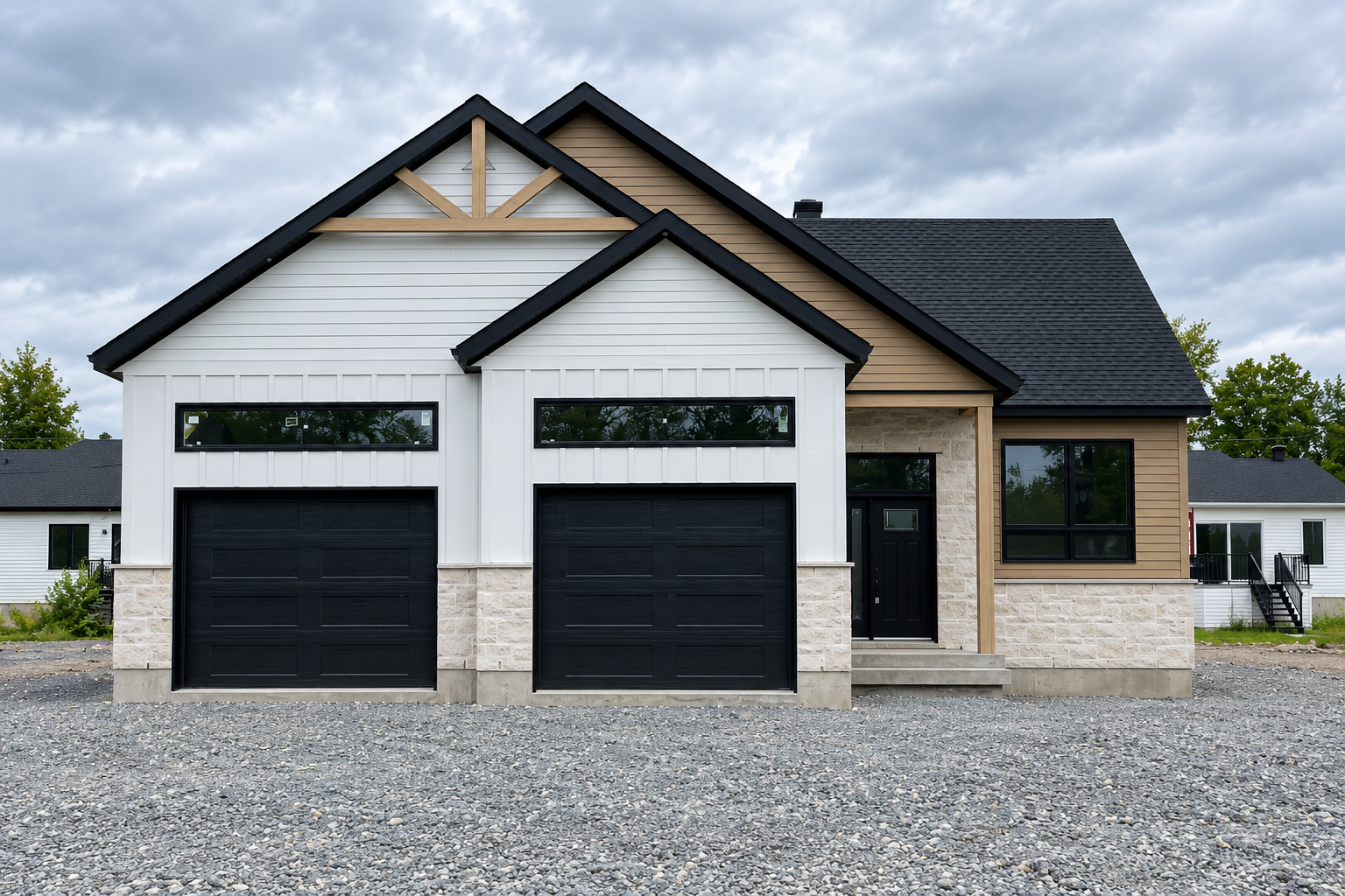 Maison moderne blanche et noire avec deux portes de garage noires et une allée en gravier