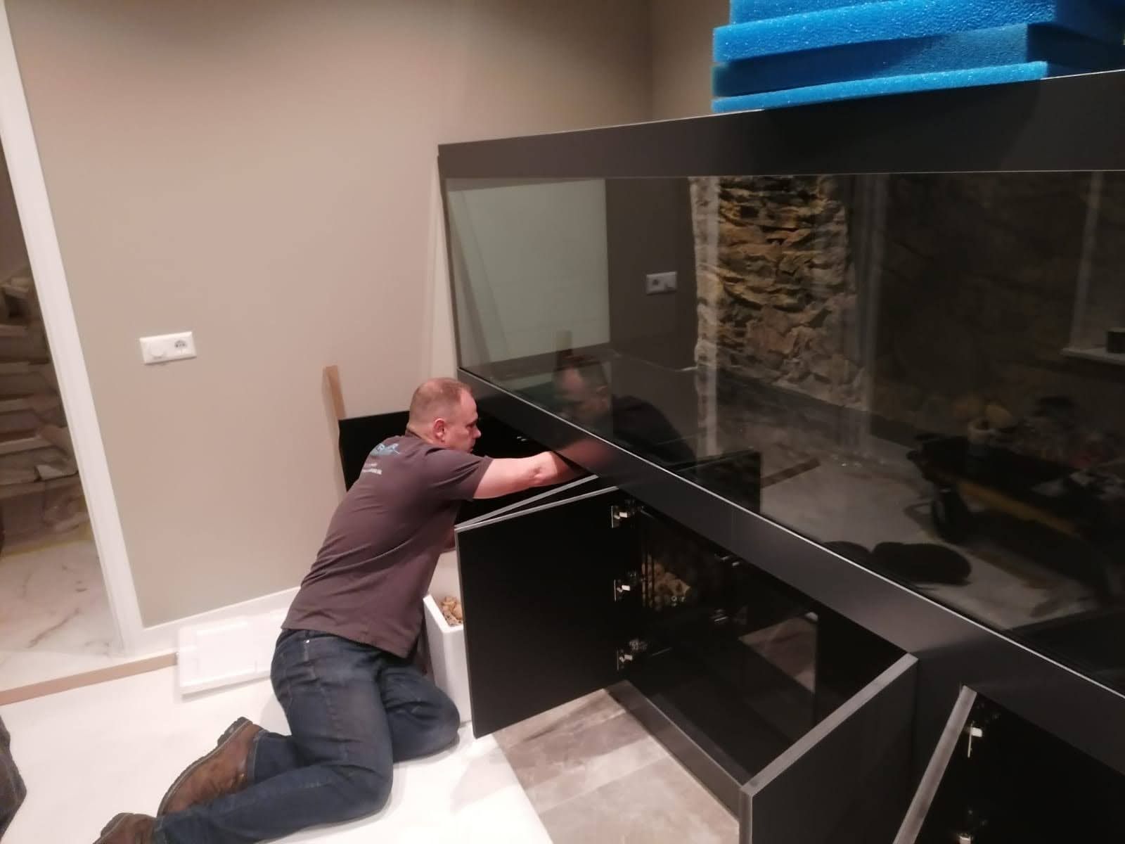 Installatie van een groot aquarium op locatie.