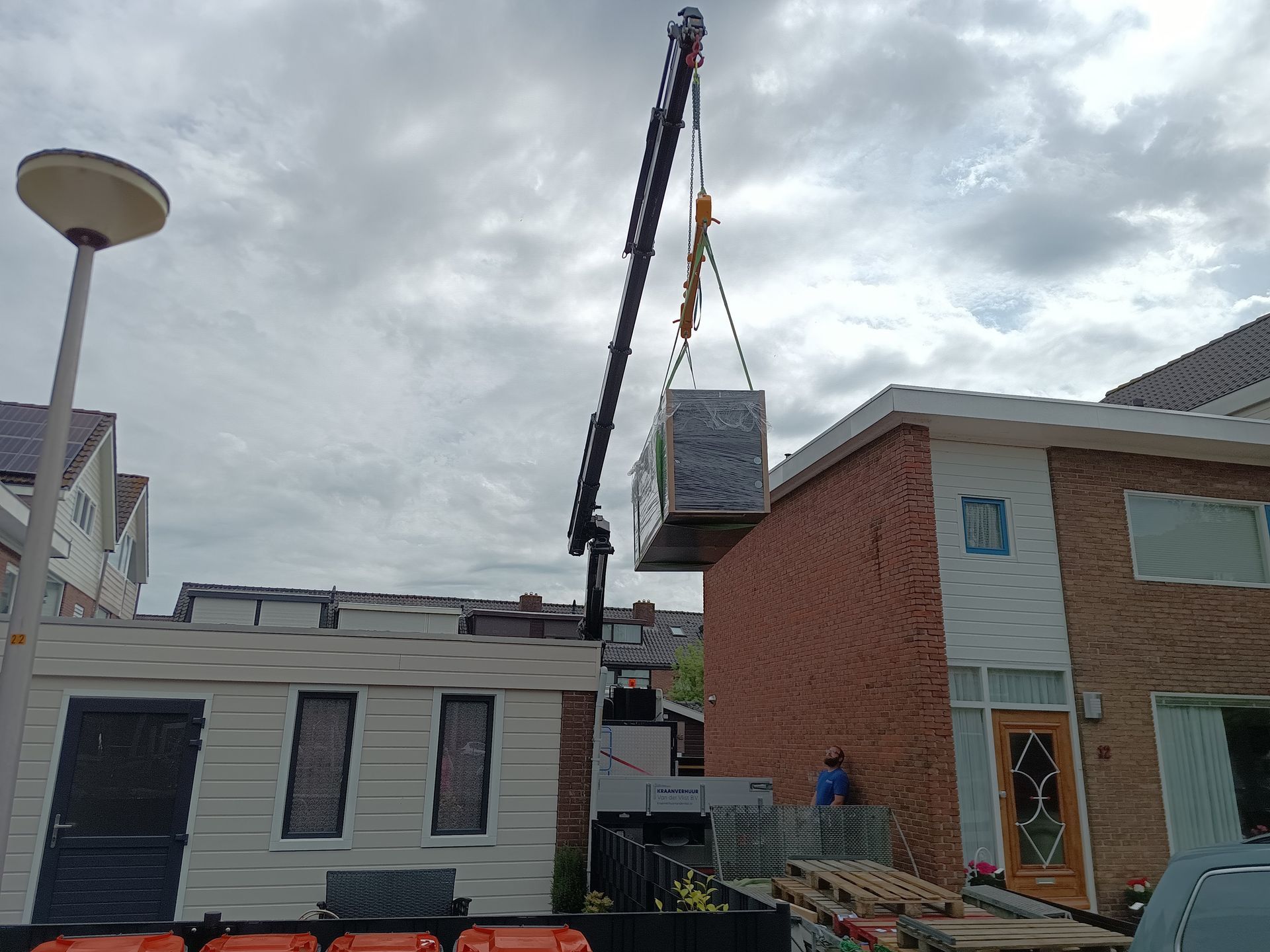 Kraan tilt een aquarium over huizen verhuizing