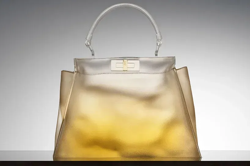 Fendi Peekaboo tas met een kleurverloop van transparant naar geel. Witte handgreep en sluiting.