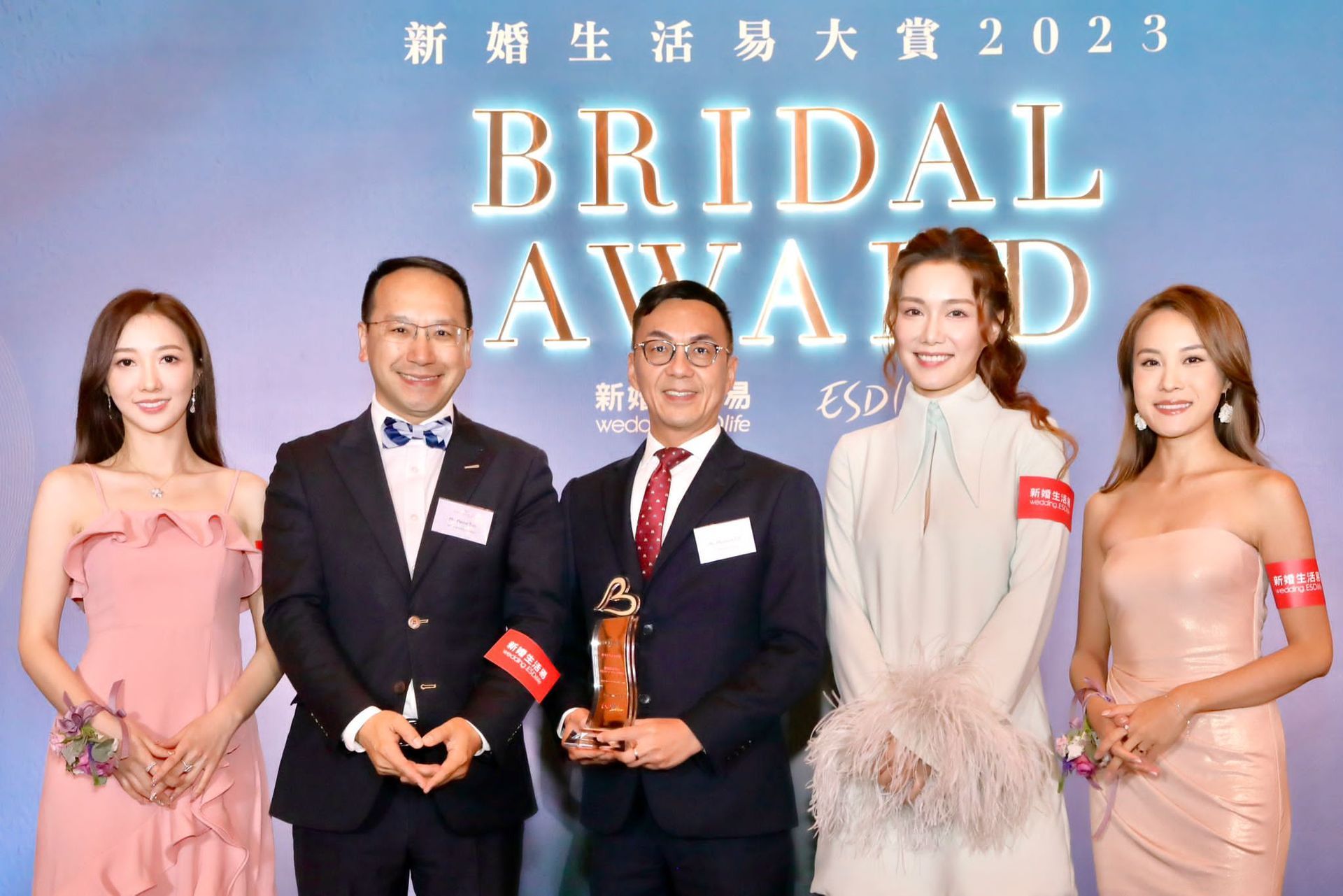 一群人並排站在新娘獎牌前。葉謝鄧律師行再度榮獲《新人至愛婚姻監禮人服務》大獎