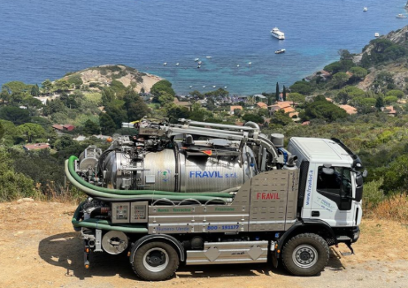 Camion FRAVIL parcheggiato su una collina con vista sull'oceano e sulle barche.
