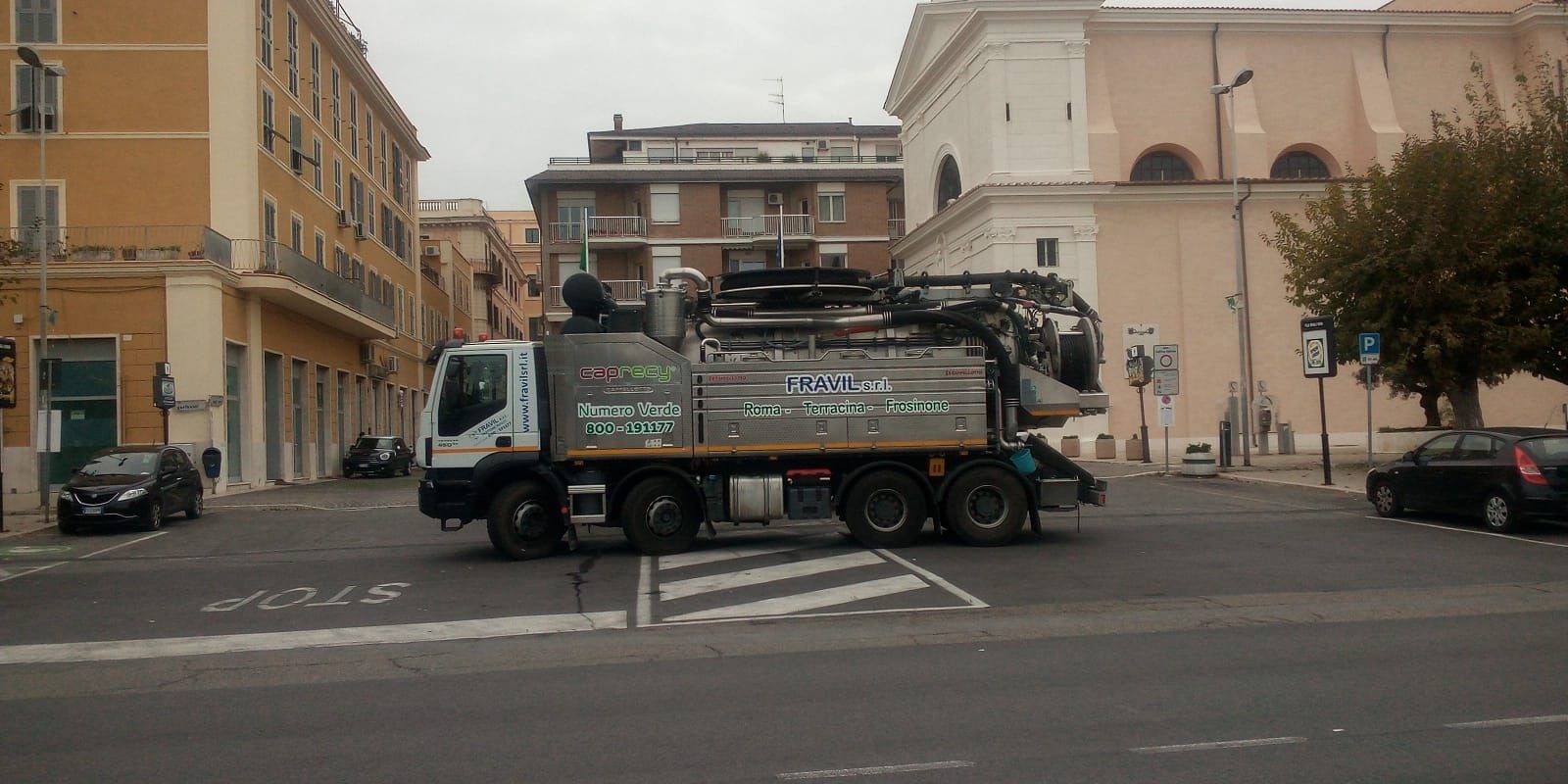 Un grosso camion FRAVIL in città.