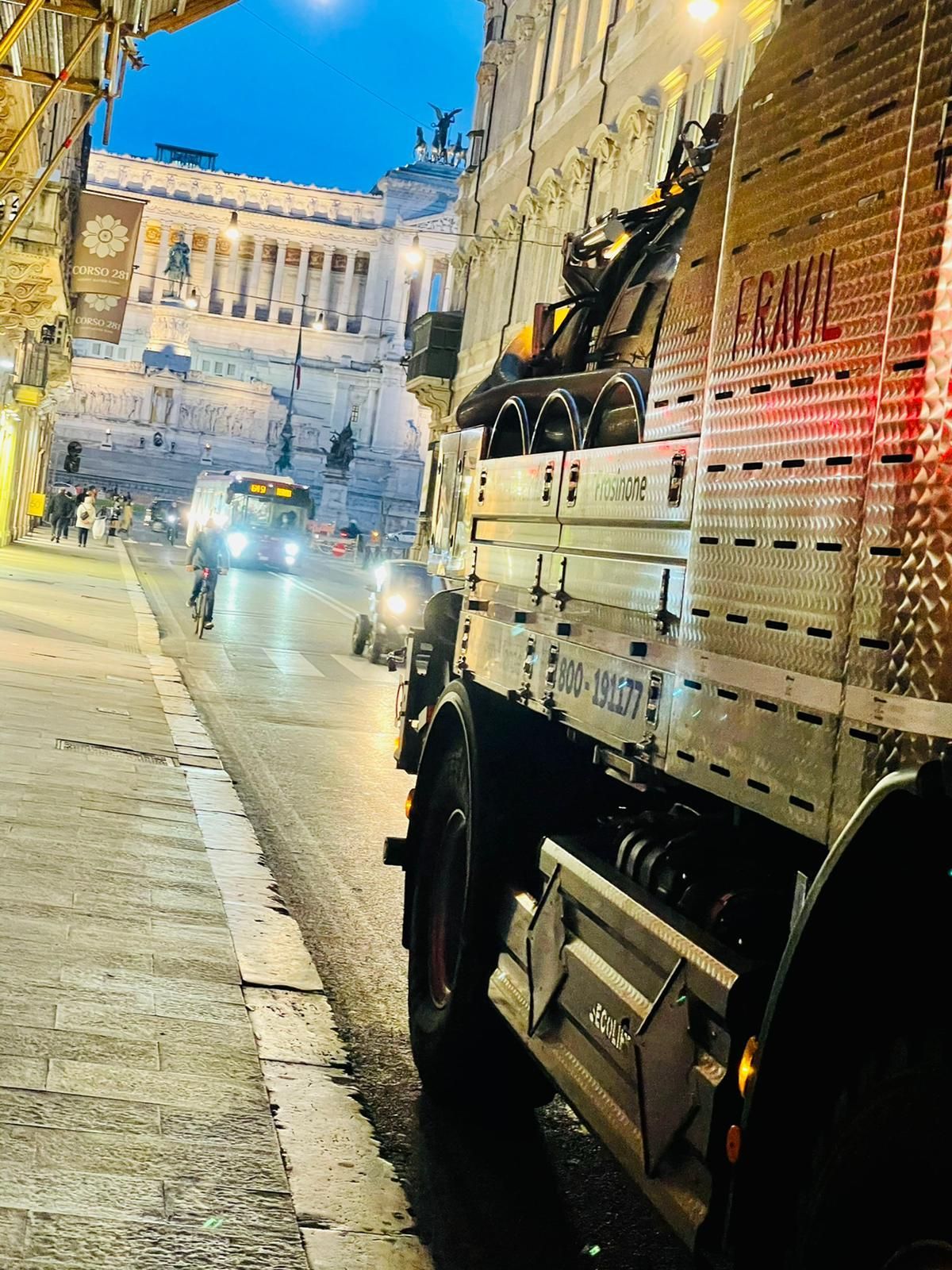 Camion FRAVIL su una strada bagnata con il monumento dell'Altare della Patria sullo sfondo, Roma.
