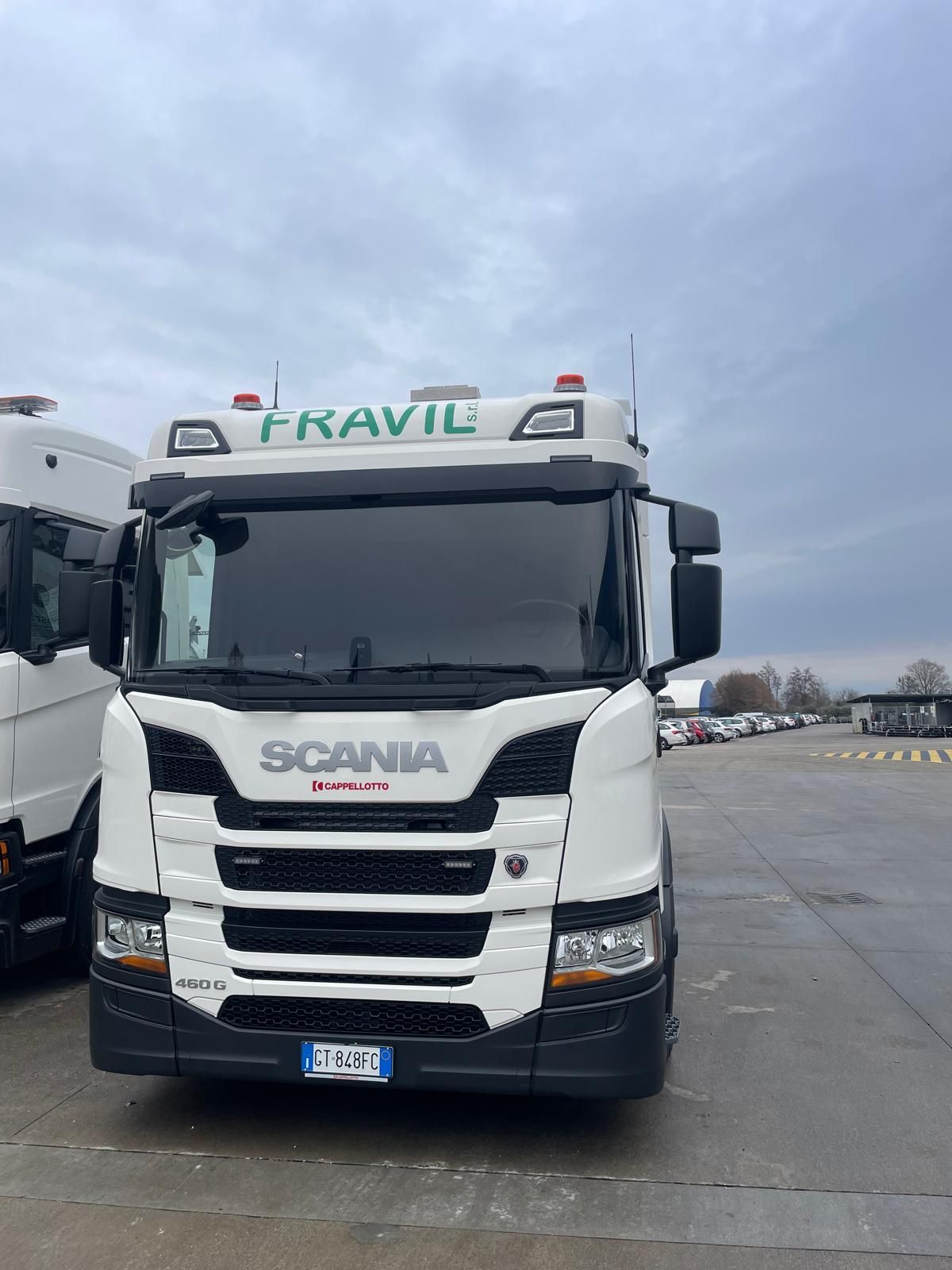Camion Fravil parcheggiato all'aperto in una giornata nuvolosa.