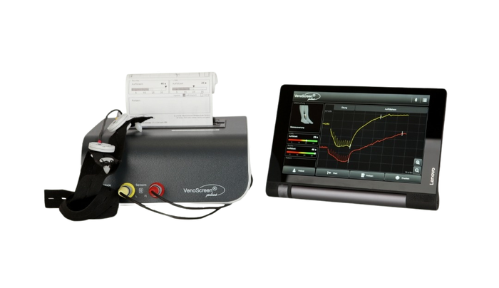 Ein Drucker und ein Tablet stehen nebeneinander auf einem weißen Hintergrund.