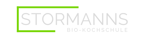 Das Logo der Stormanns Bio-Kochschule mit „STORMANNS“ in hellgrauer Schrift und grünem Rand.