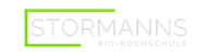 Das Logo der Stormanns Bio-Kochschule mit „STORMANNS“ in hellgrauer Schrift und grünem Rand.