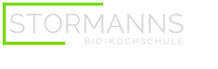 Logo: „STORMANNS“ in hellgrauer Schrift mit einem grünen Kasten und „BIO-KOCHSCHULE“ in kleinerer grauer Schrift darunter.