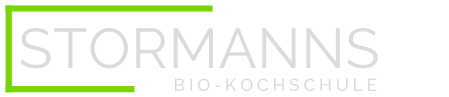 Logo für Stormanns Bio-Kochschule in Hellgrau mit grünem Kasten und Linie.