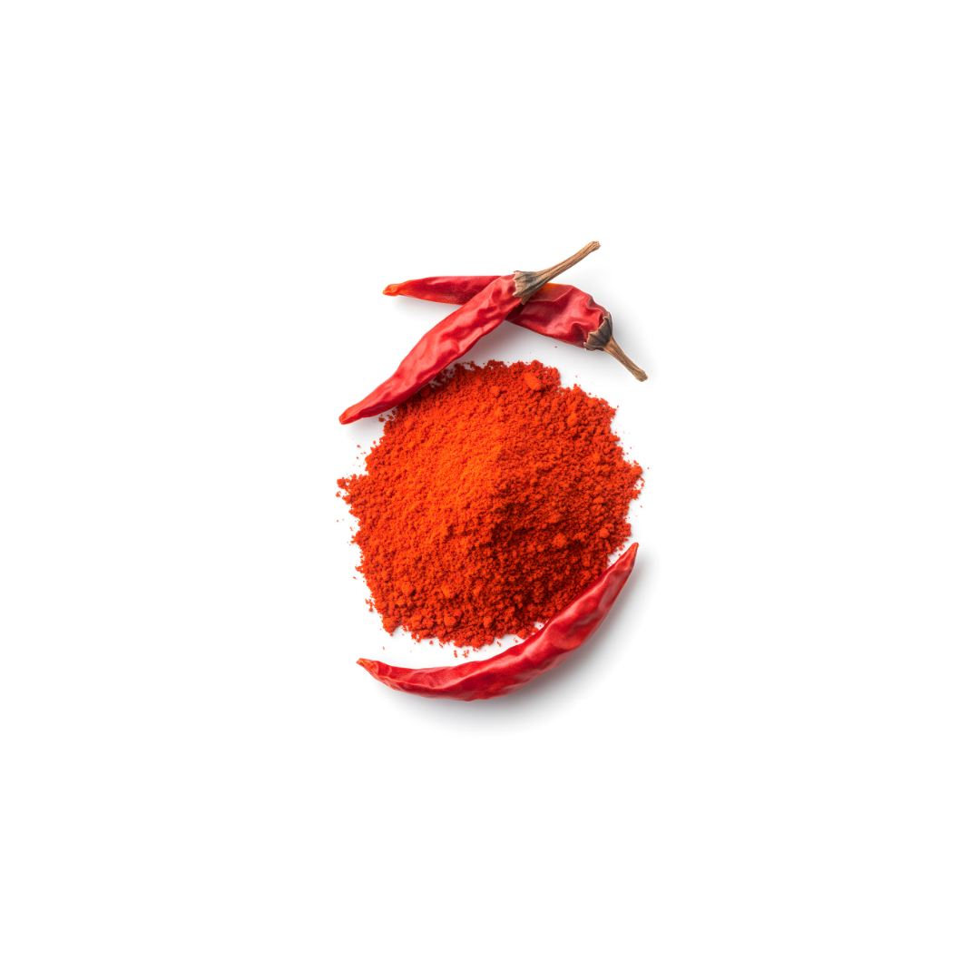 Ein Haufen rotes Chilipulver mit drei ganzen roten Chilischoten auf weißem Hintergrund.