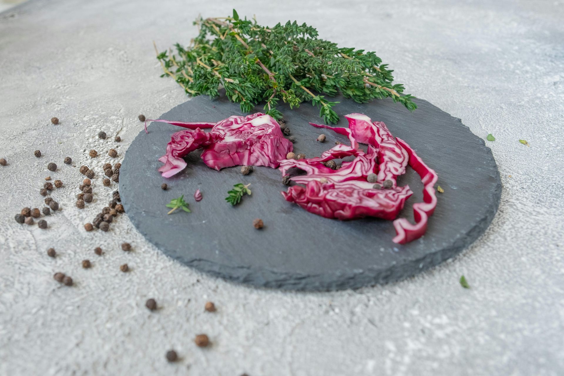 Frischer Rotkohl mit Gewürzen für ein asiatisches Rezept