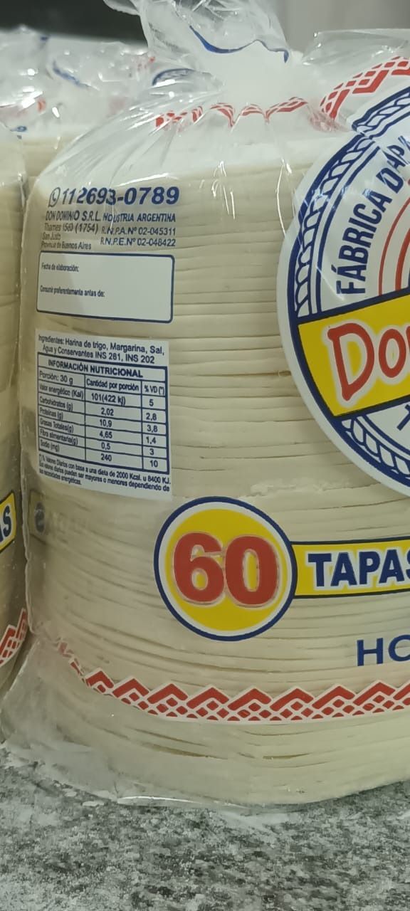 Un paquete de tapas blancas, con una etiqueta circular 