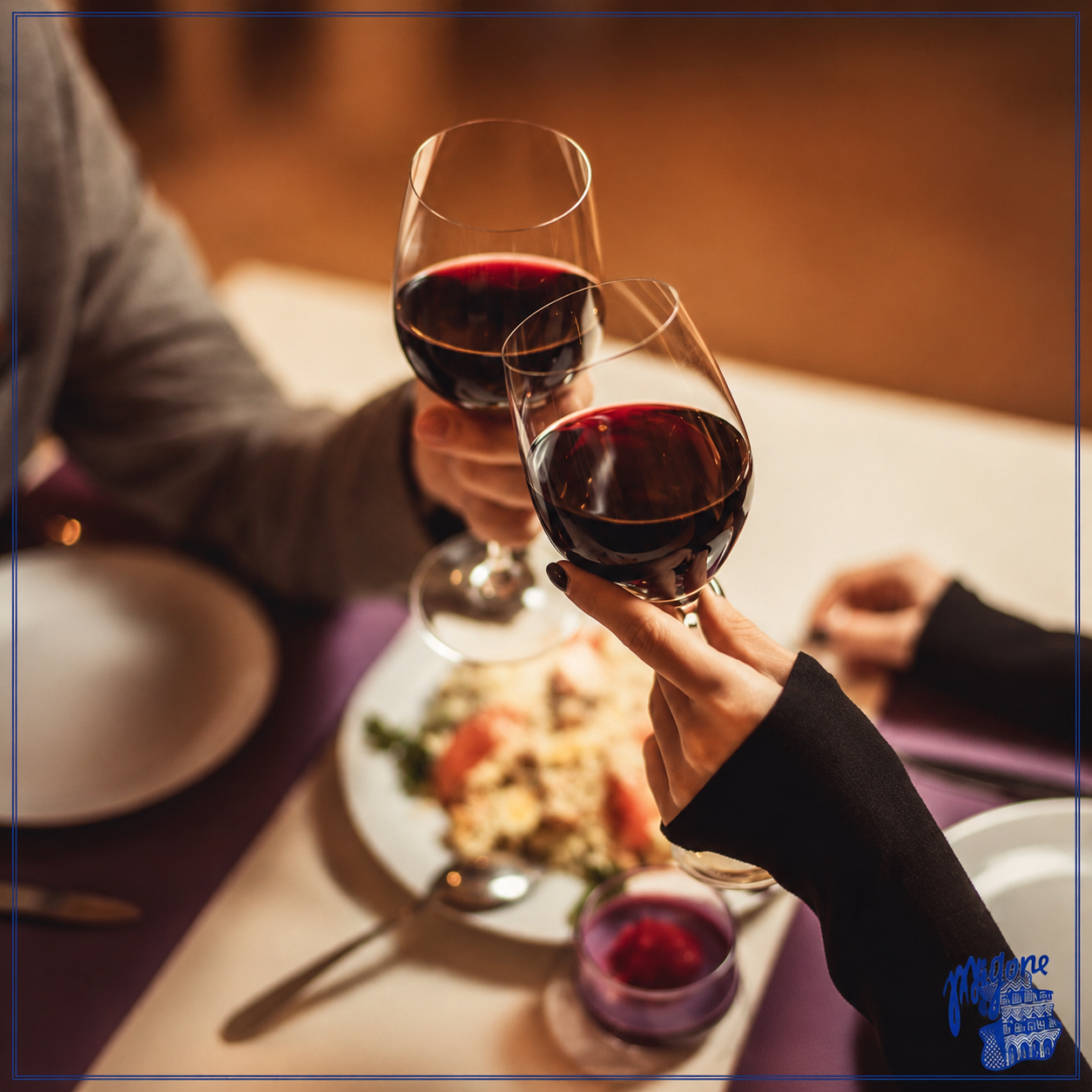 un brindisi con calici di vino rosso