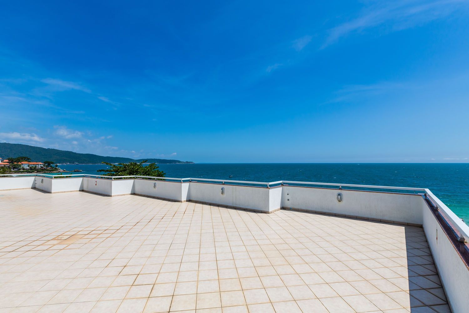 Há um terraço na cobertura com vista para o oceano.