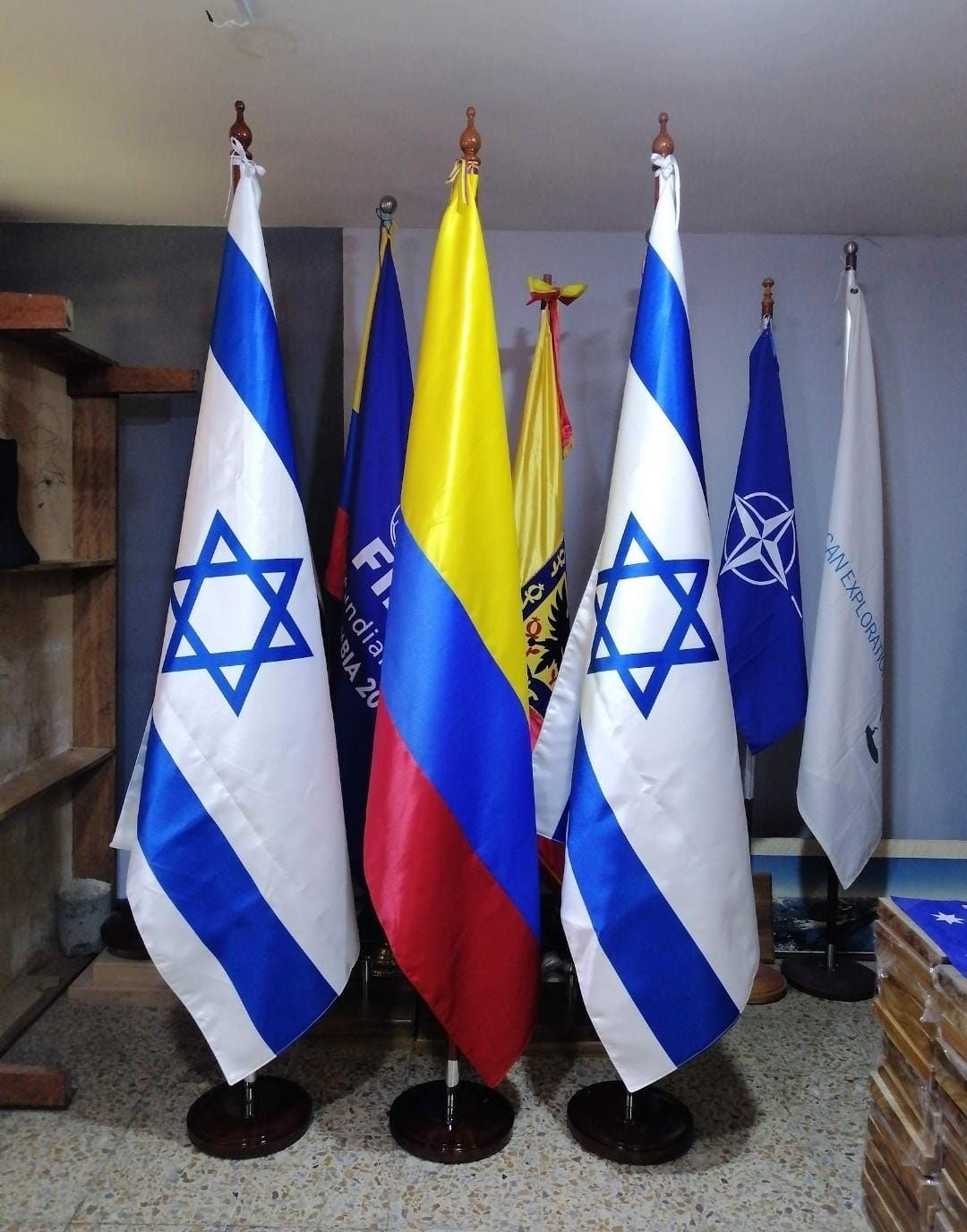 Cinco banderas, entre ellas las de Israel y Colombia, ondeaban en mástiles en el interior del edificio.