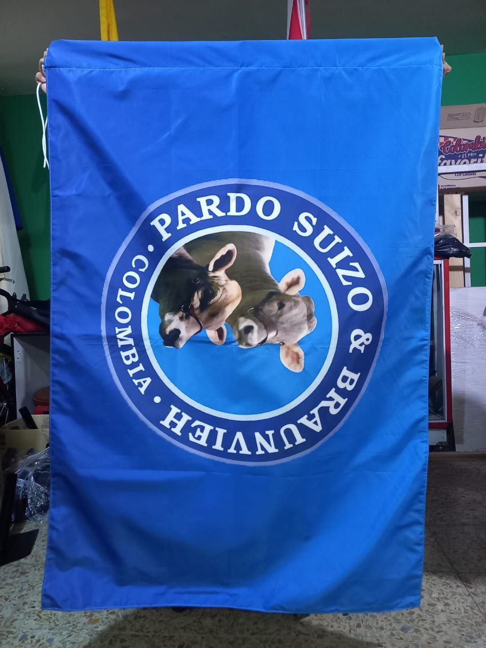 Blue banner with circular dog logo reading “Pardo Suizo & Berniher Colombia”