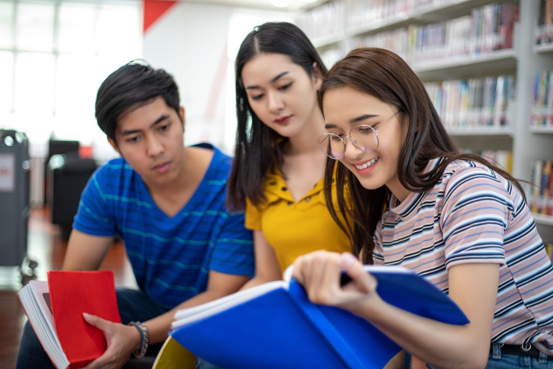 Estudante com livros