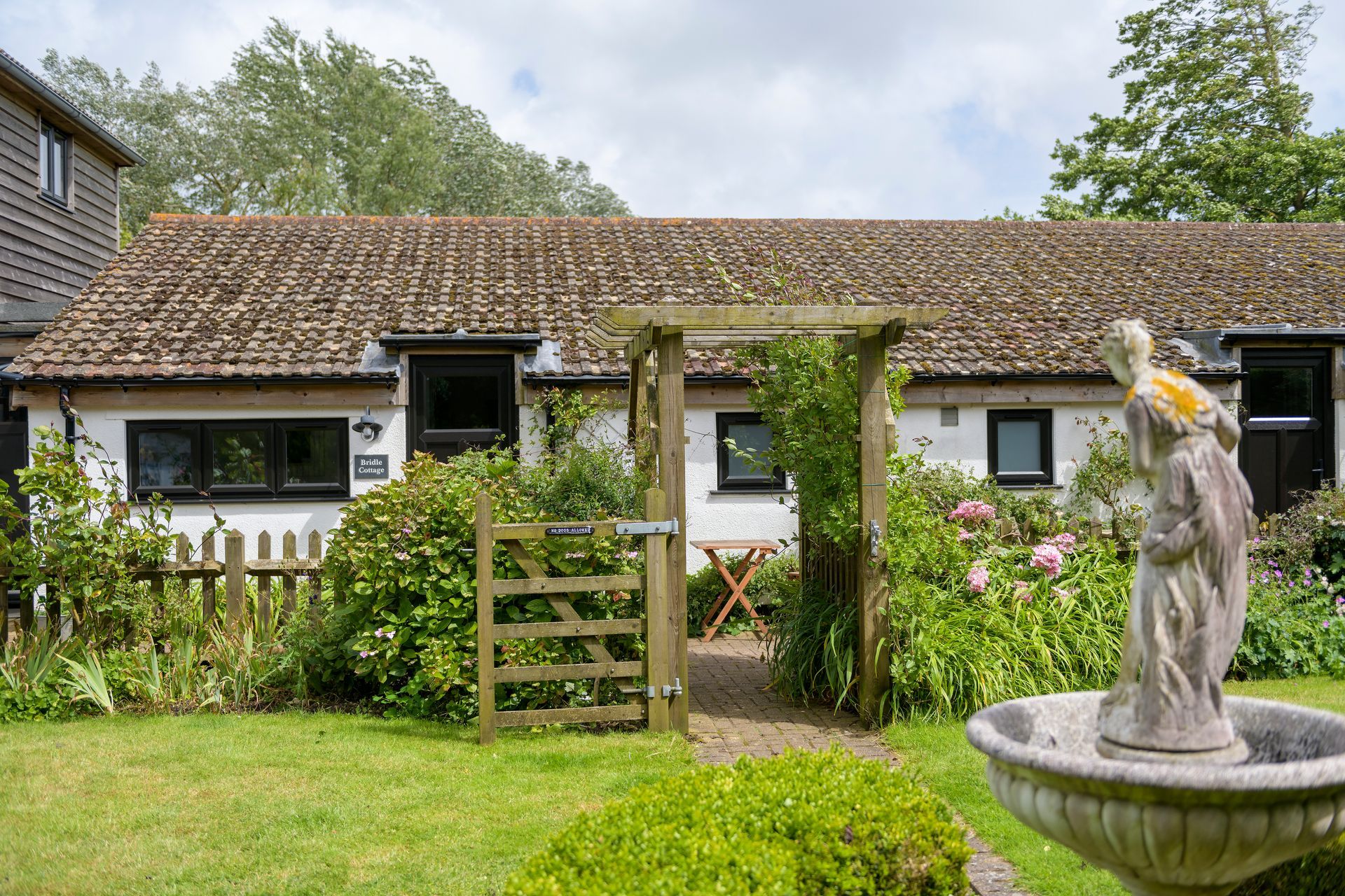 Shared garden to the front of the stables. 